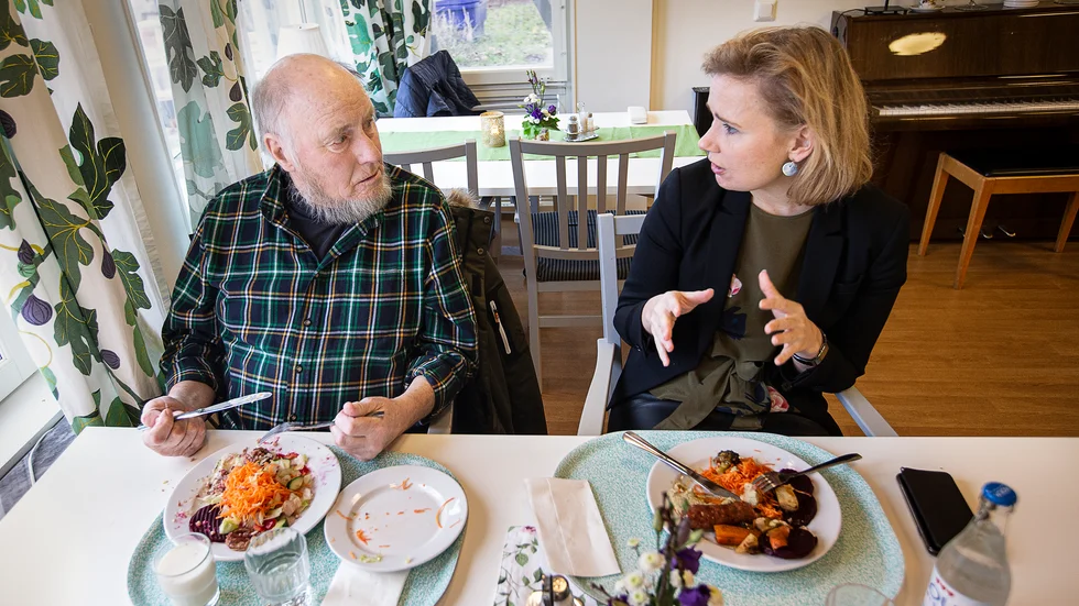 Kurt Fors och Caroline Hoffstedt (S) tycker att seniorrestauranger är bra. De njuter av dagens rätt; Isterband.