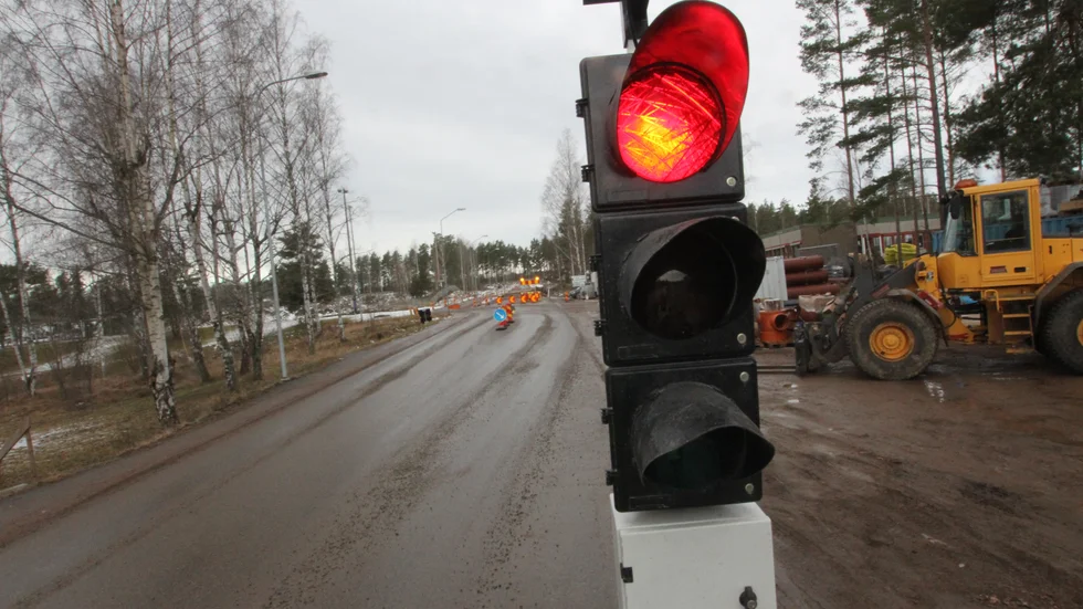 Trafikljusen håller kontroll på trafiken på infarten till Hultsfred, Visst ger det lite storstadskänsla, även om det är högst tillfälligt.