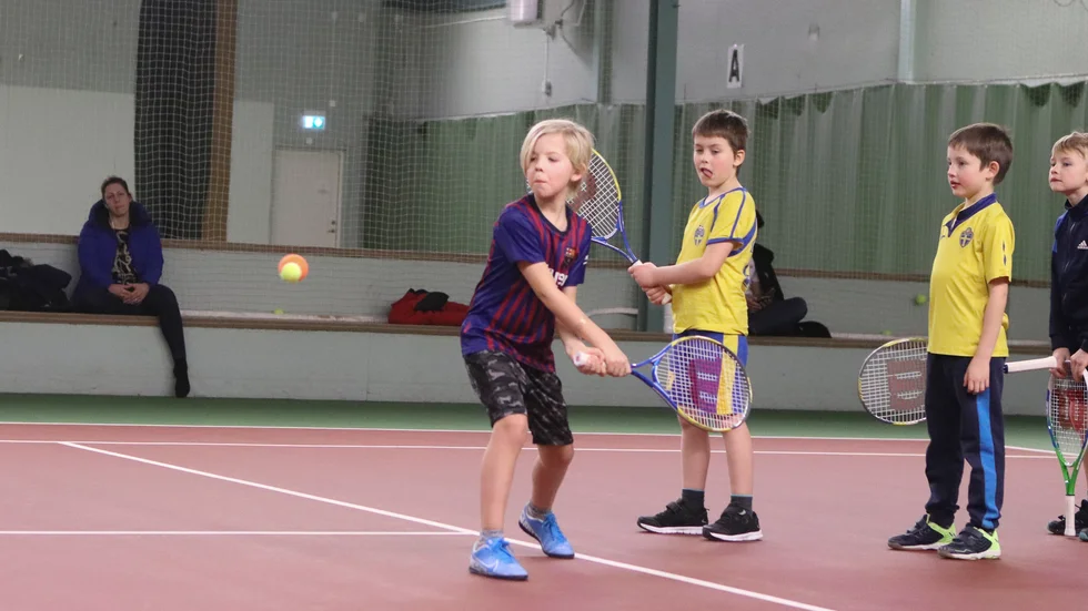 Här tränar barnen på att växla mellan forehand och backhand. 