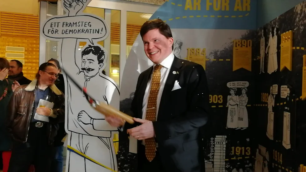 Andreas Norlén redo att inviga riksdagens vandringsutställning i Valsta simhall. 