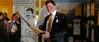 Talmannen klippte bandet med charm