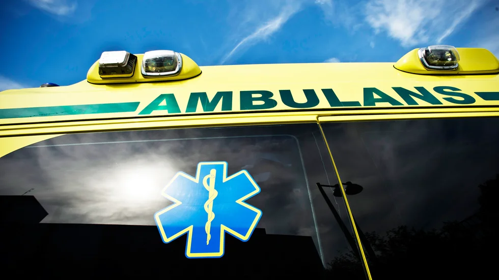Insändarskribenten är upprörd över att en ambulans med körförbud körde patienter.