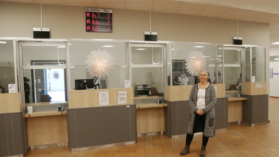 Anna Glans framför centralkassan. Kassan har varit igång några veckor och allt har fungerat enligt plan.