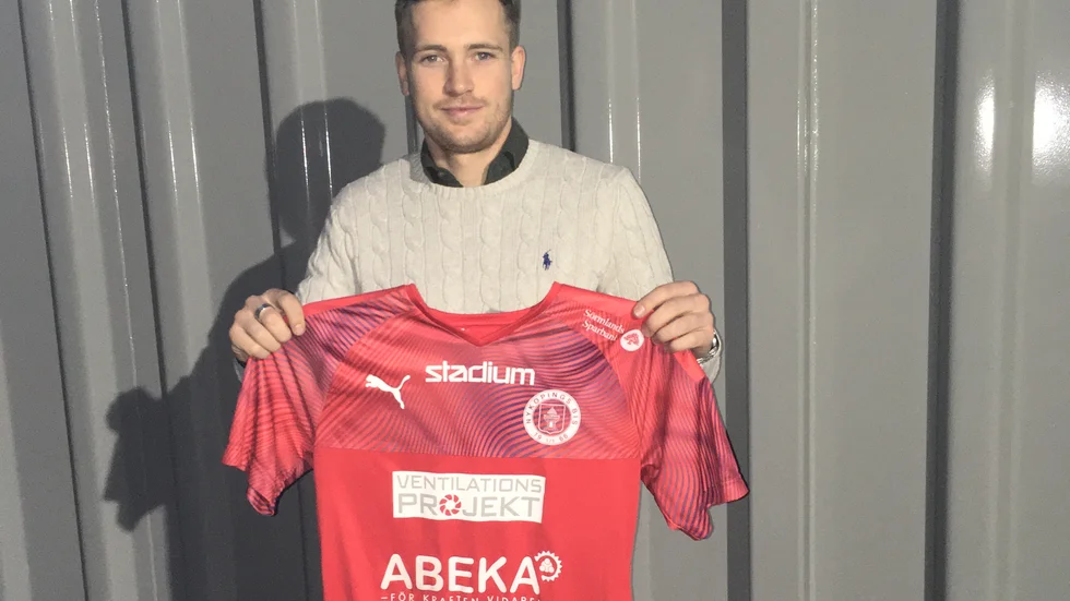 22-årige Emanuel Arvidsson har vunnit skytteligan två år i rad på division 3-nivå. Nu har han skrivit på för just två år med Nyköpings BIS i norrettan. 