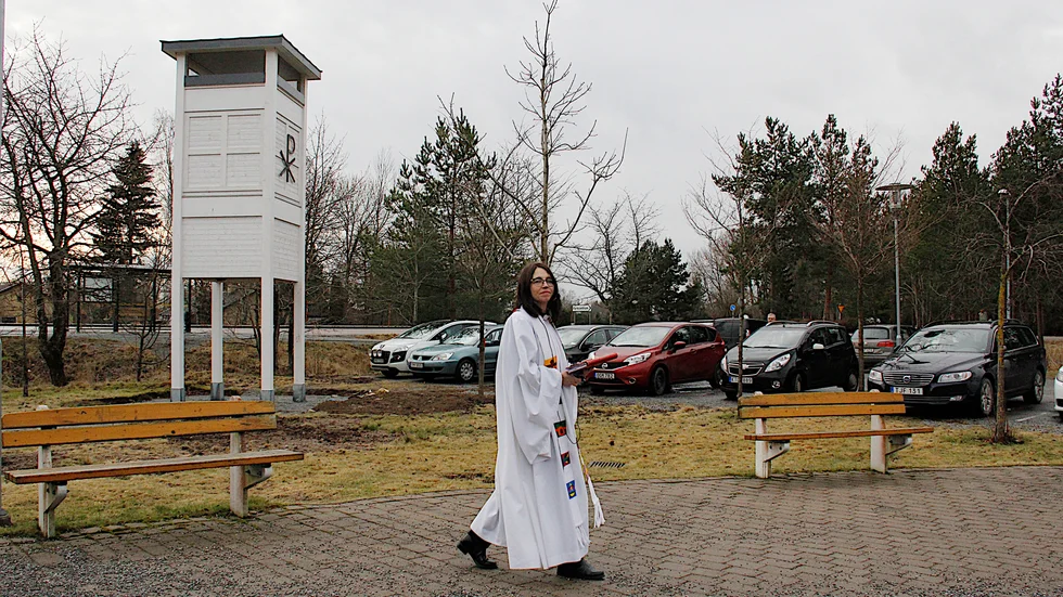 Cecilia Granmo, arbetsledande präst i Tillinge, invigde  på söndagen Hummelsta  kyrkcentrums nya och modernt utformade klockstapel. 