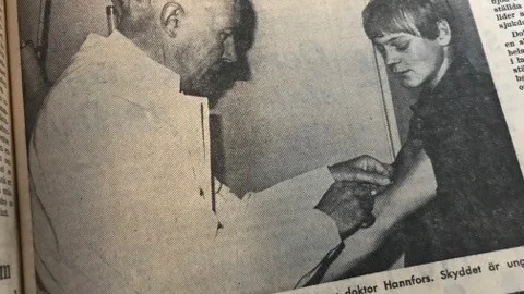 Kuriren för 50 år sedan: Anders Hellquist får en "Hongkongspruta" av doktor Hannfors. Skyddet är ungefär 50-procentigt.