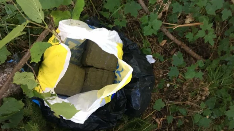Polisen satte upp kameraövervakning vid knarkgömman i skogen. 