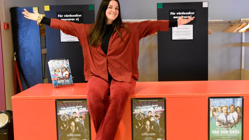 Ann-Sofie Lundin med artistnamnet Min stora sorg skriver musiken till Ung Scen Norrs pjäs "Det jag bara vågar drömma om". "Jag och pjäsens regissör Johanna Salander är ett dreamteam. Det är hon som peppat mig och jag det är viktigt för mig att det känns som riktig musik, låtar som kan ges ut och stå för sig själv", säger hon på plats på Norrbottensteatern
