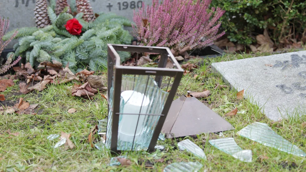 Många julklappar har lämnats in under julgranen.