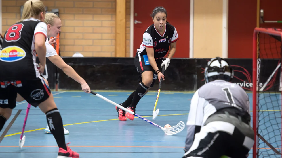 Esmeralda Tällö med bollen i en match för Trosa Edanö. Arkivbild. 