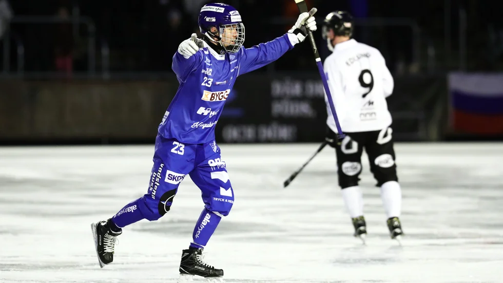Philip Florén jublar efter ett hörnmål hemma mot Sandviken. IFK Motala har gjort alla hörnmål utom ett utomhus, trots ofta sämre is utomhus.