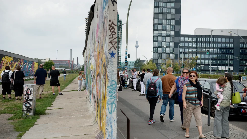 "Det som återstår av Berlinmuren" är ord som förekommer i Trettondagens ledare av Stig-Björn Ljunggren. Därför en bild av en dela v det som återstår av Berlinmuren.