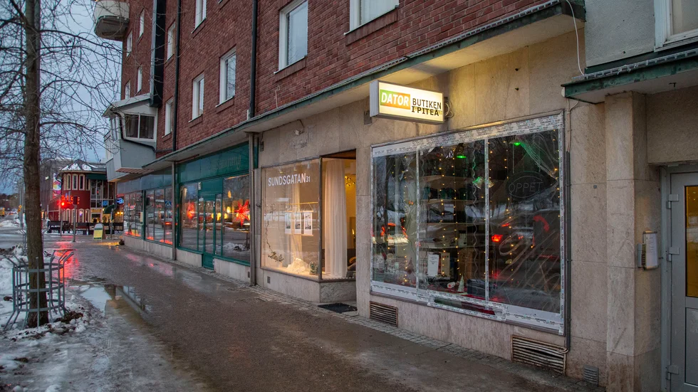 En man i 30-årsåldern gjorde inbrott på Datorbutiken i Piteå natten mot torsdagen. Han fick med sig stöldgods som han delvis tappade längs vägen.