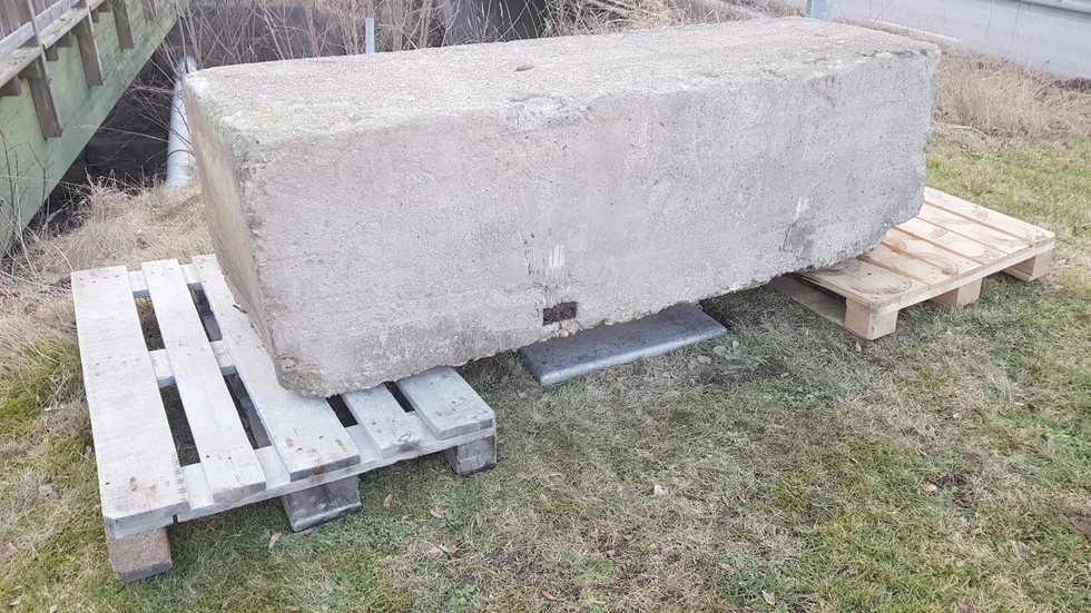 Ett stort betongblock placerades över locket till en brunn i Karlholmsbruk i helgen.