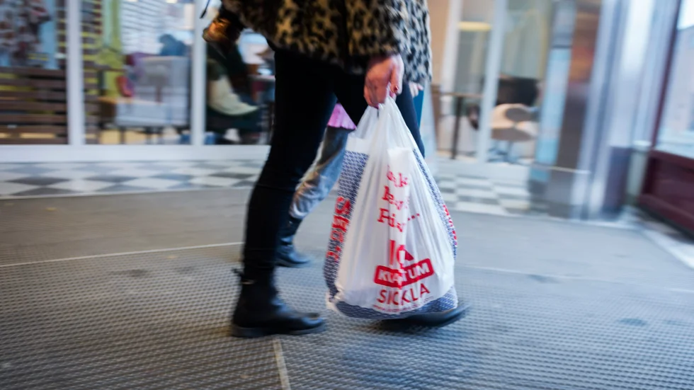 Gå och handla åt någon och få betalt en hundring för besväret? Kan låta som ett bra extraknäck men är de facto vägen till en fusk-arbetsmarknad där desperata utnyttjas.