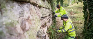 Del av muren rivs ner och byggs upp igen