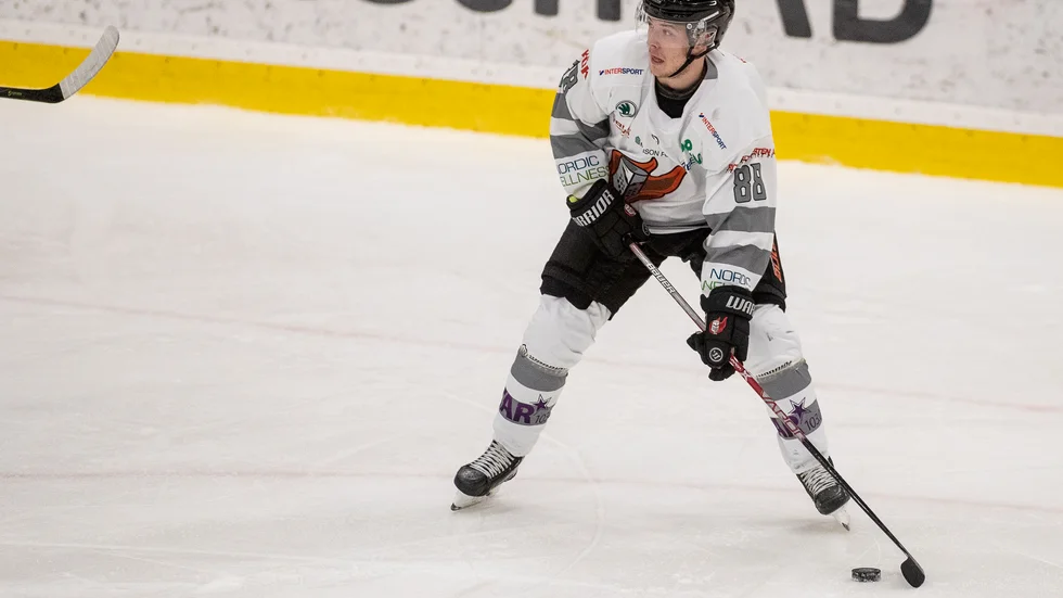 Adam Hirsch inledde målskyttet för ett Nyköping som saknade sex spelare men gjorde en av höstens starkaste insatser borta mot Skövde.