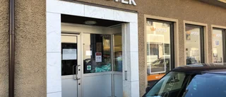 Två apotek håller stängt efter coronafall