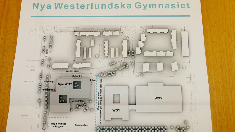 Nere till vänster är det nya gymnasiet inritat. De mörka fyrkanterna är ljusgårdar i två av de tre byggnader som sammanfogas med den tredje genom trapphuset i den täckta ljusgården, en ljus fyrkant.