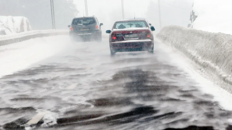 Det är totalstopp på E 22 i norrgående riktning vid Blankaholm just nu, sedan flera lastbilar i en backe fastnat i snömodden. De stillastående köerna är flera kilometer långa. (Arvikbild).