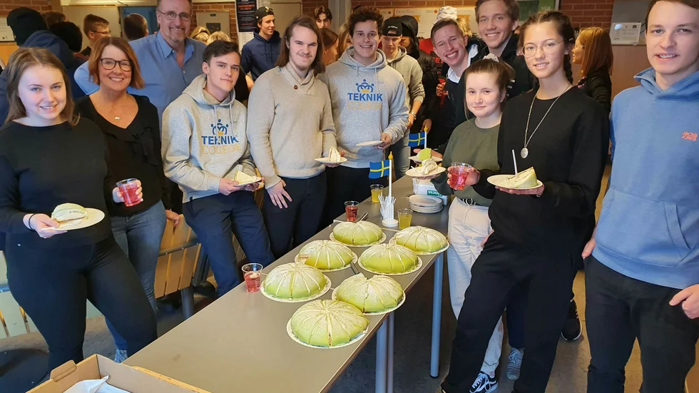 Framgång för Teknikprogrammet som firas med tårta. Hela klassen deltog. På bilden syns lärarna Susanne Karlsson och Thomas Nilsson omgiven av segrarna.