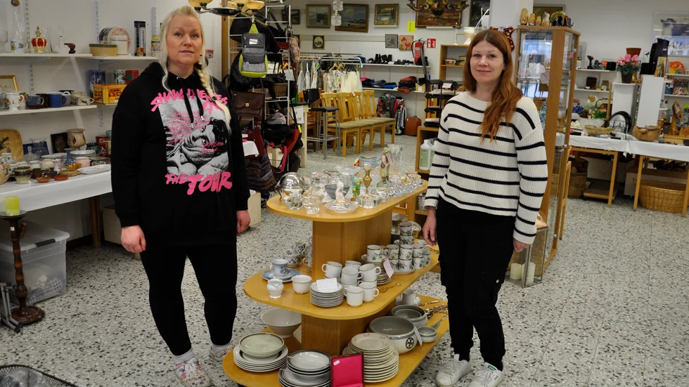 Systrarna Malin och Ulrika Rönnberg, som båda bor i Sävast har alltid velat äga en secondhandbutik."Vi kommer att göra om en del, så det här är bara början".