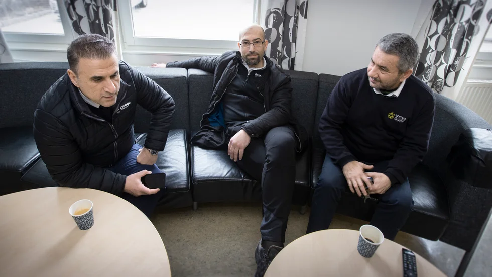 Taxiförarna sitter i soffan och väntar på körningar. Från vänster Haco Aslan, Hassan Malla och Yosef Soyfi.