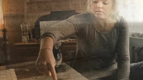 Kuriren för 10 år sedan: 23-åriga Matilda Berggren visar var hon krockade med en långtradare.