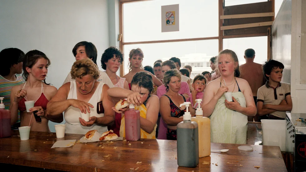 Martin Parr har fotograferat en mindre lyxig måltid, på ett strandkafé. 