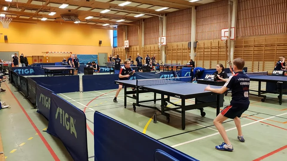 Det var full fart i Ludvigsborgsskolans idrottshall i helgen. Närmast i spel är Vilhelm Fagerudd och Alexander Lindberg.