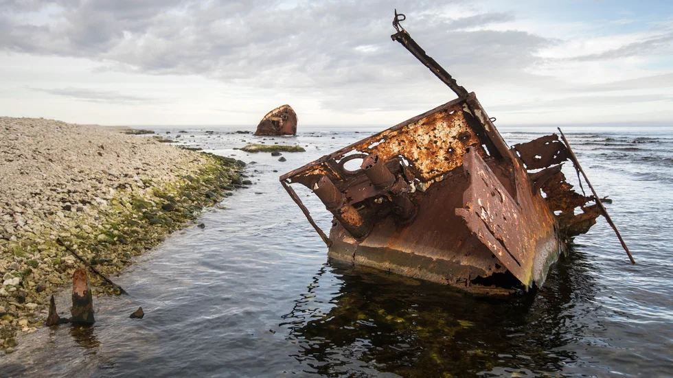 Från år till år förändras bilden av Fortuna allteftersom havet tar tillbaka delar av vraket och drar ner det över pallkanten vid Norsholmen. I förgrunden syns det som en gång var styrhytten på Fortuna.