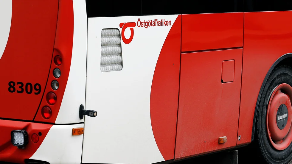 Den 68-årige bilföraren körde in i en buss men stannade inte kvar på olycksplatsen.