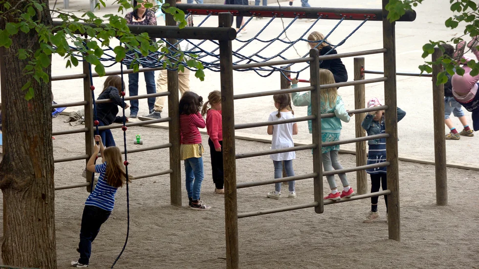 Färre skolor får tillgång till lärarassistenter än vad som var tänkt. Det är ett exempel på hur statens krav begränsar utrymmet för kommunerna.