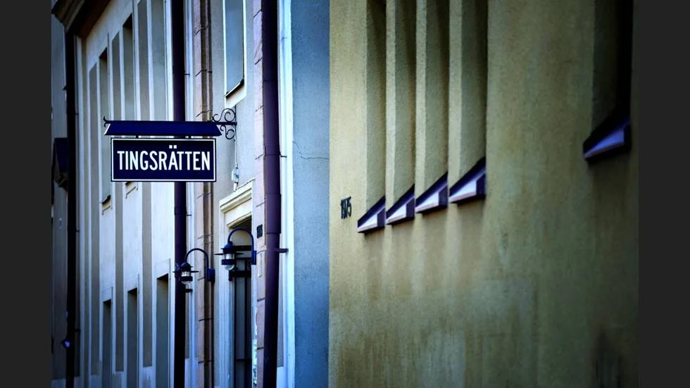 En man som ofredade en kvinna sexuellt på ett tåg greps på Tierps station. 