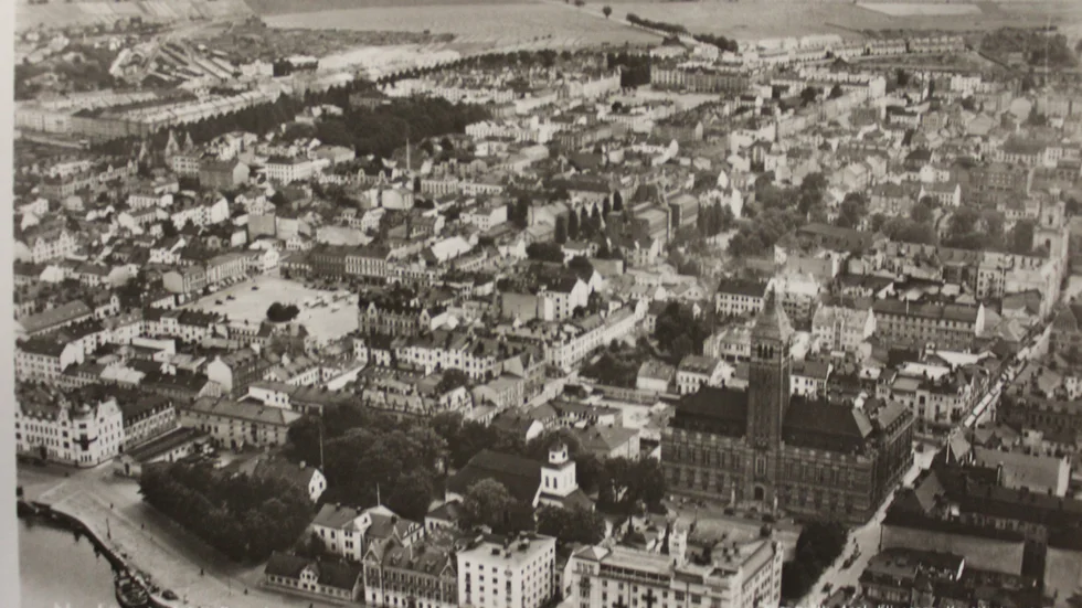 "Norrköping från flygplan" står det längst ner till vänster på det här gamla vykortet över centrala Norrköping.