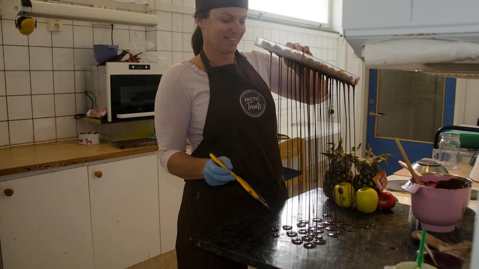 Åsa Andersson-Ulvede i pralintillverkningen. Frukten ska så småningom bli fyllning.