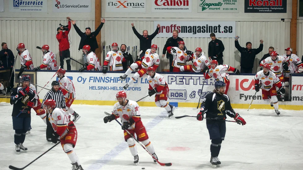 Kvalseriematch mellan Waldemarsviks IF och Kalmar HC. Nu kan Sparbankshallen komma att säljas.