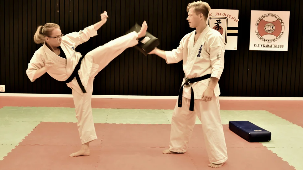 Kroppskontroll är centralt både mentalt och kroppsligt i karate konstaterar Maria Boström och Jan Nyman som båda har svarta bälten och just nu väntar på sina nya grader.