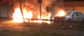 Flera bilar i brand på parkering