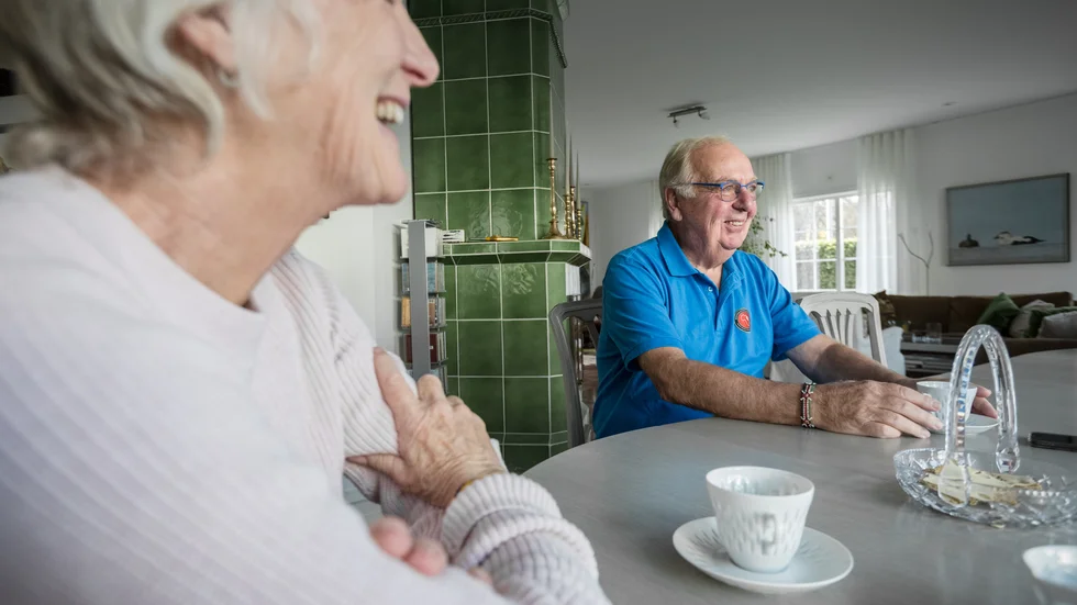Han har haft tandläkarpraktik i Uppsala och har haft artisten Lill-Babs sittande i sitt knä. Nu fyller filantropen Sten Kvarfordh 75 år. På bilden syns även hustrun Birgitta hemma i huset i Kåbo.