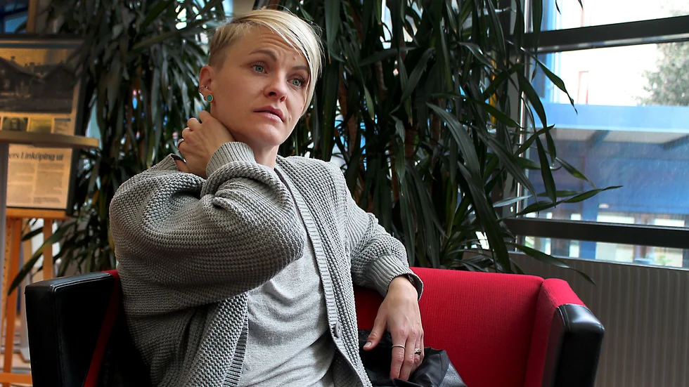 En stor ära att få stötta unga tjejer. Det säger fotbollsstjärnan Nilla Fischer som står bakom den till stora delar självbiografiska ungdomsboken "Backa hem, Nilla!"