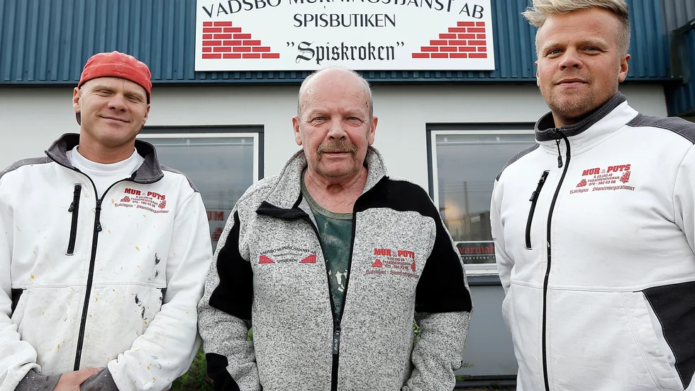 Hösten, fram till jul är bråda tider för Martin Axelsson, Ronny Edlund och Robert Axelsson, här framför den nya visningsbutiken. 