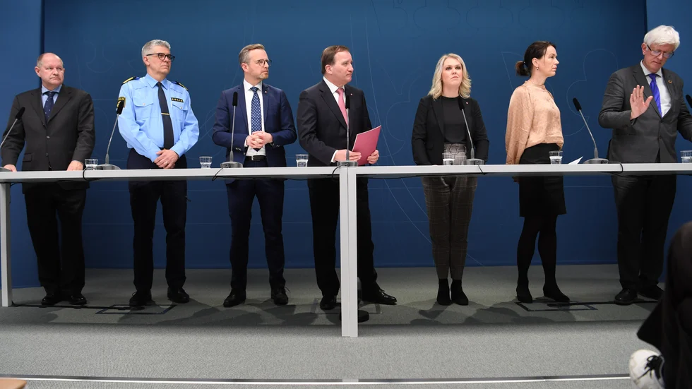 Företrädare för regeringens krisråd, inklusive statsminister Stefan Löfven (S), under en presskonferens i Stockholm på måndagskvällen. 