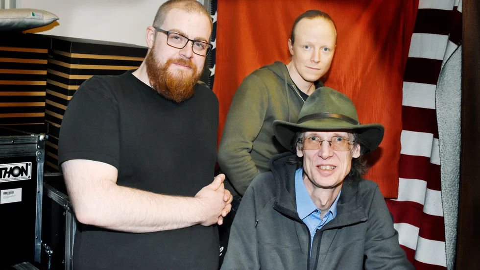 Andreas Ekberg och Björn Rautio (bakre raden) spelar bas och trummor med Allen D. King efter att 53-åringen bestämt sig för "kliva ut ur köket och spela publikt". På lördag släpper de sin första EP, "Reflections".