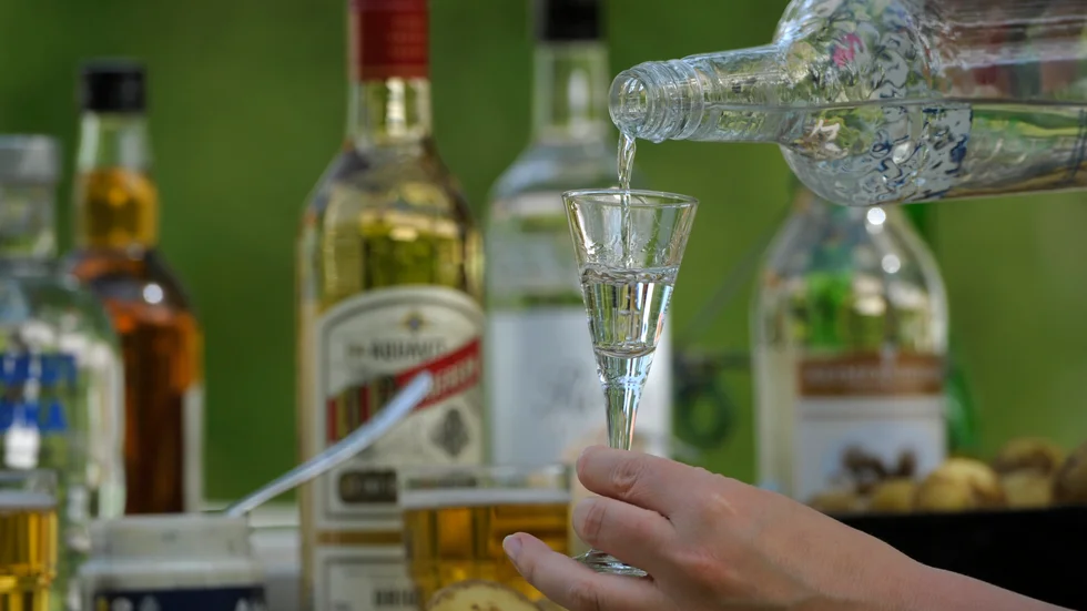 UNT:s snapsvisejury provsjunger tävlingsvisorna och tar fram en vinnare inför sista april. Visorna provsjungs till sill, men alltid helt utan alkohol.