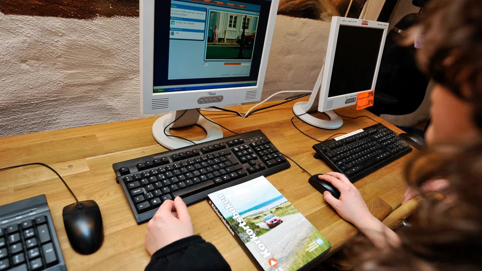 Antalet som klarar teoriprovet för körkortet minskar i stadig takt i Sverige. Men det är inget fel på teoriprovet, hävdar experterna. Det är underskattningen som är för stor hos eleverna.