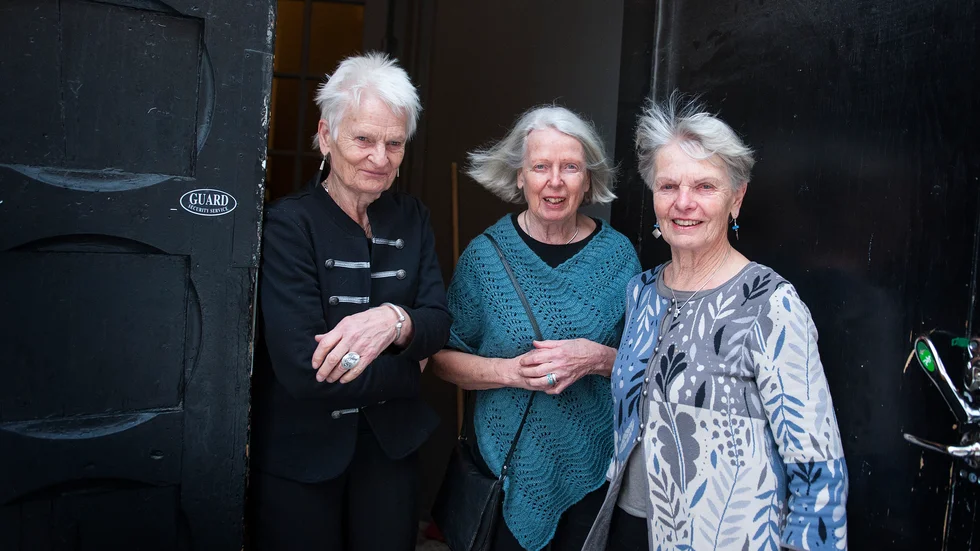Systrarna Ingrid, Gertrud och Sigrid Nordberg hade kommit resande från Stockholm och Uppsala för att få veta mer om sin mammas faster Siri Holm.