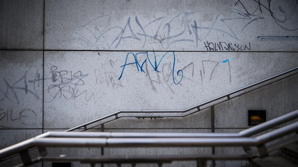 Klotter i trappen vid Centralstationen. På kommunens hemsida finns anmälningar om klotter gjorda i våras som ännu inte åtgärdats.