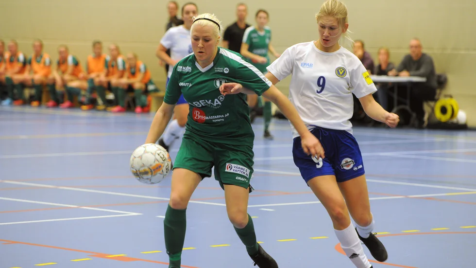 Emmelie Jönsson gjorde som hon brukar med boll, hon gjorde mål. Tun vann futsalpremiären.