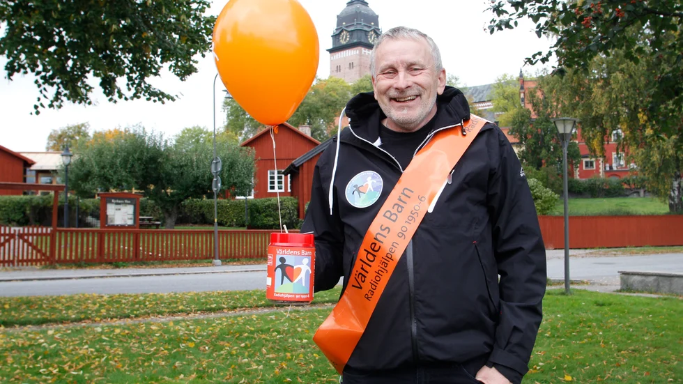 Strängnäs kommuns insamlingsgeneral Niclas Fournér ser fram emot många generösa bidrag i bössorna som finns på många ställen i kommunen. På lördag är sista dag för Världens barns veckokampanj.